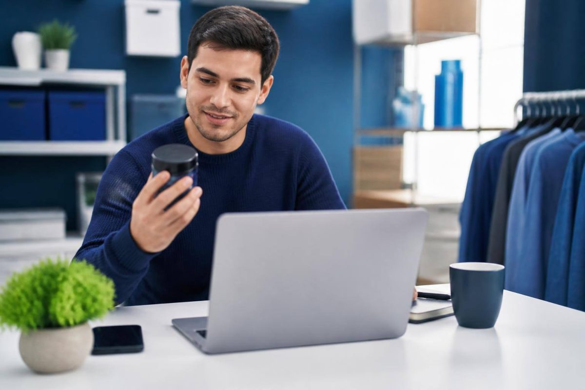 Cliente avaliando um produto e escrevendo uma avaliação em uma loja online